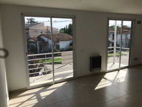Imagen 4 de 12 de Departamento Con Balcón Sobre Avellaneda