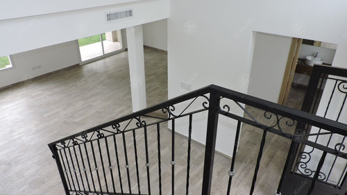 Imagen 14 de 30 de Casa En Venta De Estilo Neo Clasico, Detalles De Categoria! En Greenville.