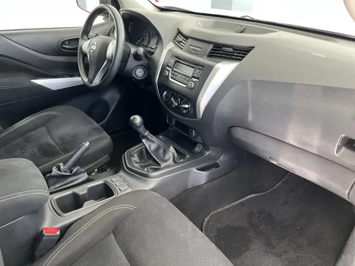 Nissan NP300 2.4 Doble Cabina Se Aa Pack Seg Mt