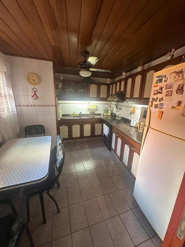 Casa Con Garage Sobre Avenida En Venta!!!
