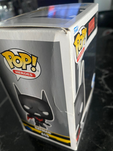 Funko Pop! Batman Beyond Funko Shop #415 Caja Dañada (Reacondicionado)