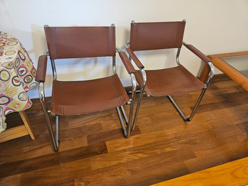 05 Cadeiras Com Acabamento De Couro Marrom Para Restauração