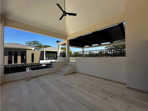 Renta De Residencia En Yucatán Country Club, A Estrenar