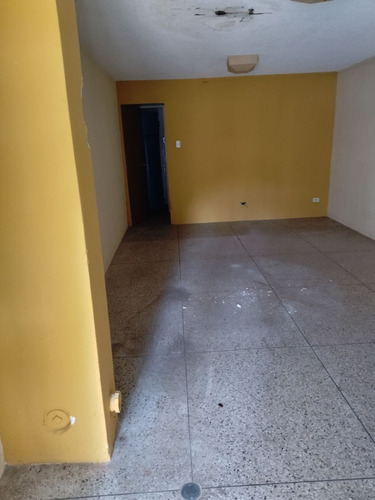 Se Vende En Precio De Oportunidad Local Céntrico A Pie De Calle En Los Edificios El Chaparral De La Ciudad De Anaco. (a.p)