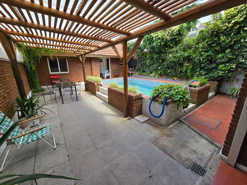 Casa Tipo Chalet De 6 Ambientes Con Jardin, Pileta Y Cochera En Venta. Olivos