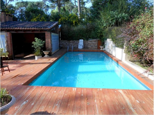 Casa De 5 Dormitorios Con Parrillero Y Piscina En Barrio Cantegril, Punta Del Este- Ref: 19445