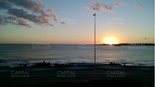 Venta De Magnífica Casa En Rambla Del Puerto De  Punta Del Este