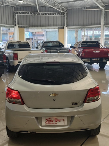 Imagen 8 de 18 de Chevrolet Onix 2016 1.4 Lt 98cv