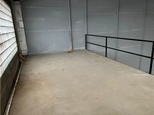 Arriendo Bodega De 219 M² En El Salto, Recoleta.
