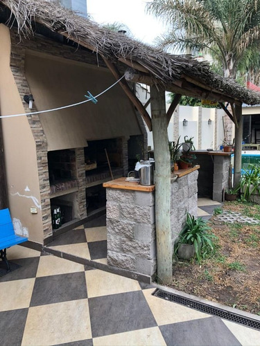 Imagen 18 de 30 de Vivienda Multifamiliar-casa 3 Amb + Dpto 4 Amb-cocheras - Fondo Libre C/ Piscina