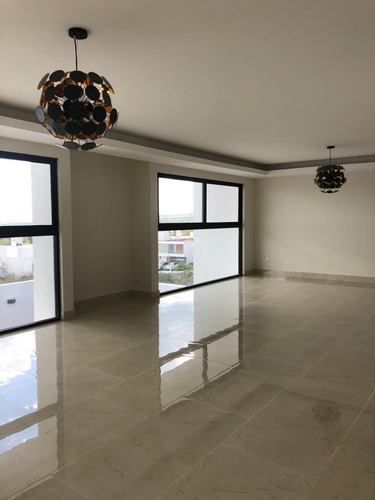 Residencia En Lomas De Juriquilla, De Autor, Sótano, Jardín, Bar, Doble Altura