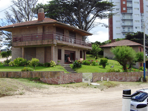 Importe Chalet En Esquina Con Vista Al Mar. Zona Centro Gran Parque 2 Cocheras