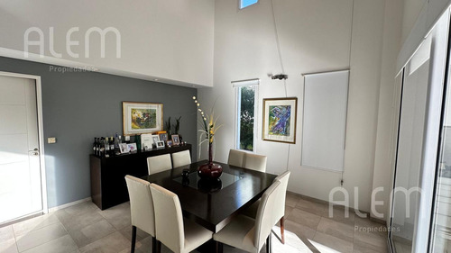Casa En Venta En Malibu Canning