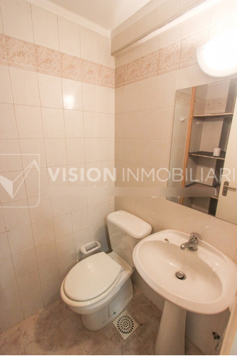 Imagen 7 de 25 de Alquiler De Oficina Doble, 5to Piso Al Frente, 60m2, Dos Entradas, Dos Baños, Sala De Reuniones De Uso Común, Plaza Independencia Esq Juncal, Entre El Centro Y La Ciudad Vieja