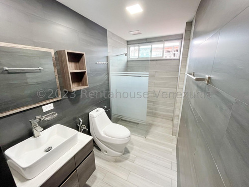 Casa Remodelada En Venta En Macaracuay Caracas Parrillera Psicina 3 Plantas Terraza Privada