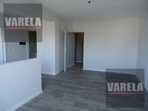 2 Amb. C/balcón Al Frente. A Nuevo. Bajas Expensas: Av. Cobo 555 Oportunidad!!