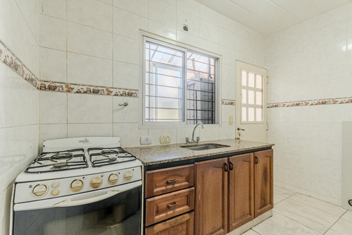 Casa Triplex Con Cochera Y Patio En Venta En Muñiz