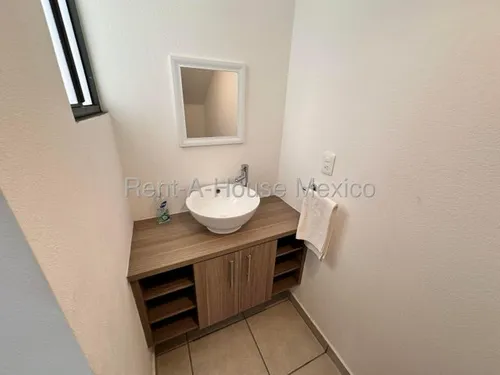 Venta - Casa En Esquina Con 3 Recámaras Y Terreno Excedente, El Mirador | Rahqro