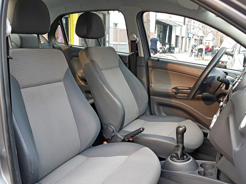 Imagen 11 de 15 de Volkswagen Voyage Comfortline 2011 Excelente