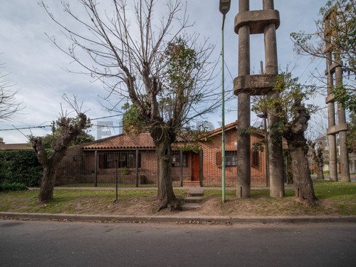 Casa En Venta De 3 Dormitorios En City Bell 465 Y 13c