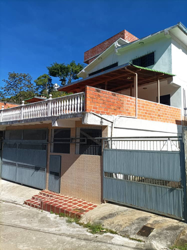 Casa En Venta Remodelada Urb Los Duraznos Lagunetica Los Teques.