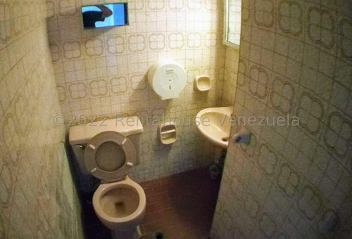 Boleíta Norte !! Fabuloso Local Comercial, 348 M2, Amplias Oficinas, 4 Baños, Espectacularmente Mantenido, Fachada De Ladrillos, 7 Puestos De Estacionamiento.