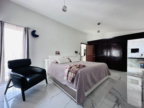 Amplia Casa Con Jardín