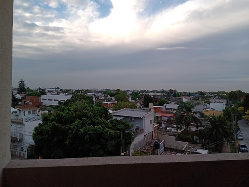 Departamento De Dos Ambientes Con Balcon Al Frente