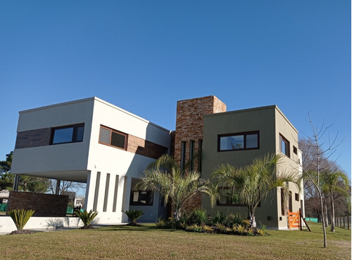 Importante Casa  Venta Terralagos Canning - Barrio Playa -