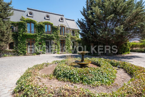 Casa Estilo Francés, Borde De Cancha