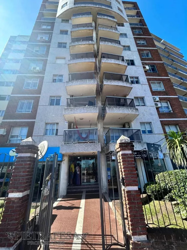 Apartamento En Alquiler, 1 Dormitorio, 1 Baño, Terraza, Rbla Rep De Chile, Malvin.