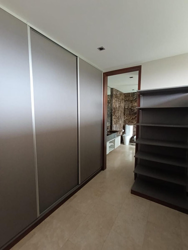 Casa En Venta. Totalmente Amoblada. Saint Thomas Oeste.