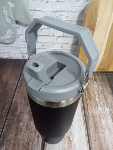 Botella Vacuum Térmica 890 Ml Con Manija Diseño Termica Color Negro