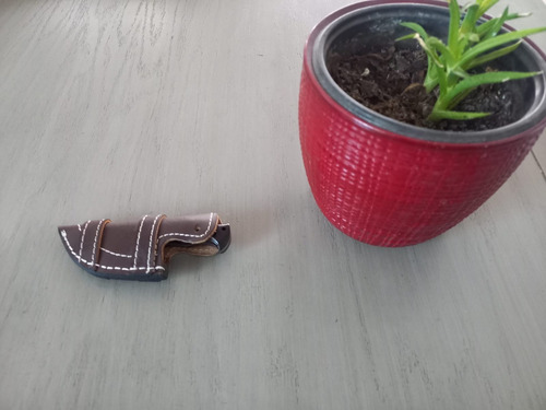 Llavero Mini Cuchillo Tracker Portátil Acero Damasco Escala Color Negro