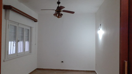 Moron Central- Boatti Al 700- Americana En 2 Plantas- 4 Ambientes Con Balcon. - Patio- Venta Directa