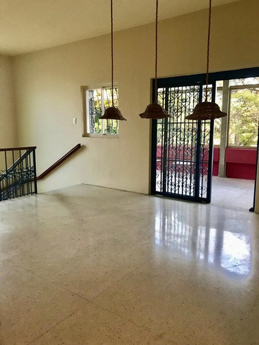 Casa Se Vende, Lomas De La Trinidad, 495m2constrc., Calle Cerrada, Hermosa Vista, Con Apartamento Independiente, 8p Est., 7hab.