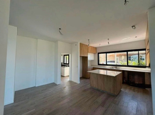 Casa En Venta El Canton A La Laguna
