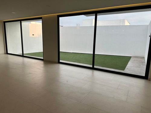 Excelenta Casa En Lomas, Calidad Y Ubicacion Excelente. Oportunidad