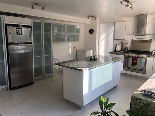 Imagen 9 de 24 de En Venta Espectacular Ph, En La Urb. El Marqués, A Pocos Metros Del Ávila, Con Excelente Vista Desde Todas Las Áreas, Iluminado, Fresco, Clima De Montaña, Espacioso Y Remodelado.