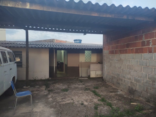 Casa Com 3 Quartos + Loja + Estacionamento