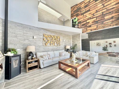 Moderna, Remodelada, En Calle Tranquila Con Seguridad 24-7