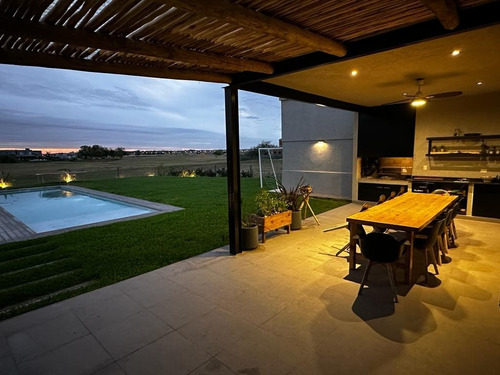 Imagen 4 de 26 de Casa Barrio Privado San Sebastian Escobar Lote Al Golf 5 Ambientes Con Pileta Climatizada