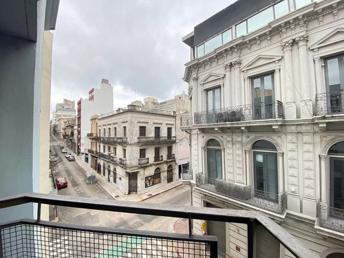 Excelente Punto De La Ciudad Vieja. Precioso Y Muy Iluminado Apartamento, Tercer Piso Por Escalera, Con 4 Dormitorios Y 2 Baños Completos. Total De 74 M2