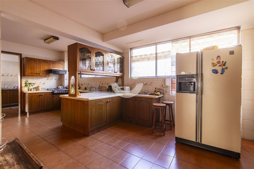 Casa En Arriendo De 6 Dorm. En Las Condes