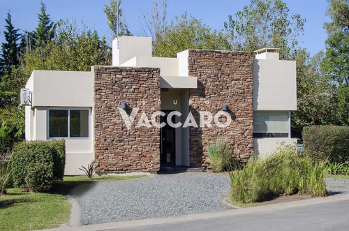 Imagen 3 de 30 de Casa En Venta En Barrio Cerrado Moreno