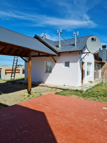 Hermosa Casa Moderna, Funcional, Amplia Y Luminosa; Con Patio Parquizado, Cancha De Basquet, Sauna E Invernadero. Totalmente Equipada Y Con Todos Los Servicios.apta Credito Hipotecario.