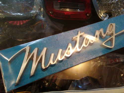 Emblema Letras Mustang Aluminio Generico Sin Adhesivo