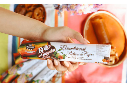 Rollo De Guayaba Grande Relleno De Cajeta Con Nuez Macadamia