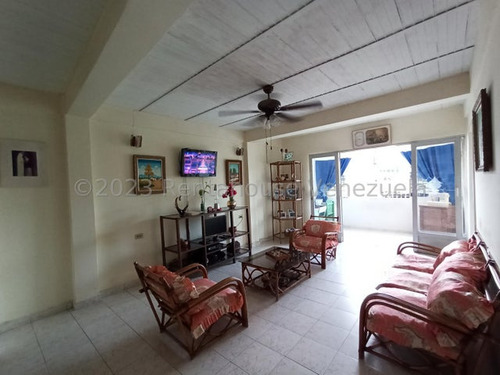 Casa En Venta De 3 Niveles La Cooperativa Maracay 25-15196 Apd