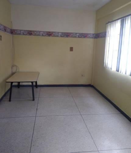 Imagen 9 de 21 de Casa-quinta De Dos Plantas En Calle Cerrada